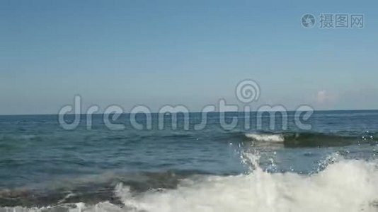 塞浦路斯美好夏日的晨景。 泡沫光滑的波浪拍打在岩石上，干净的水，清晰的地平线。视频
