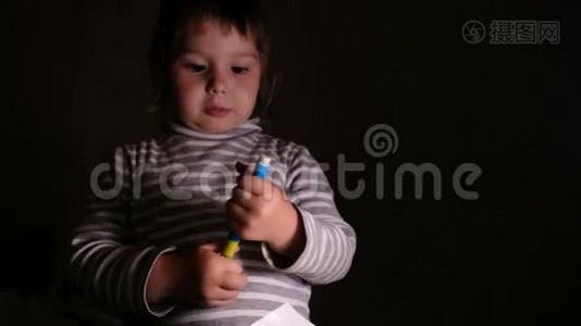 小女孩合上错误的毛毡笔，拿起一张纸，特写视频