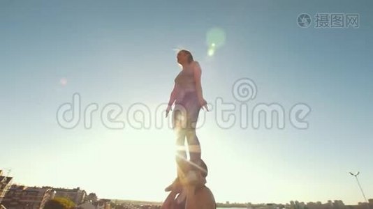 啦啦队员在夏日户外锻炼-肌肉发达的男人把女孩抛在空中表演翻转视频