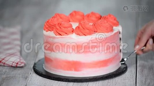 一块五颜六色的生日蛋糕，樱桃馅。视频