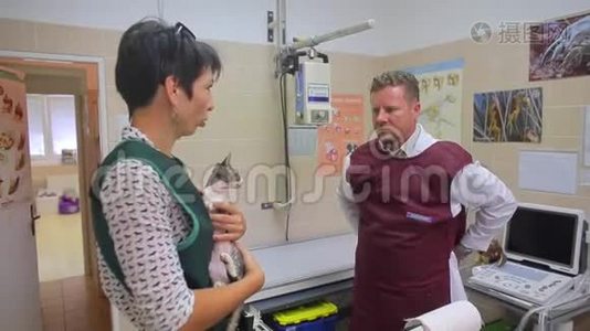 男人，女人开始做X光猫德文·雷克斯视频