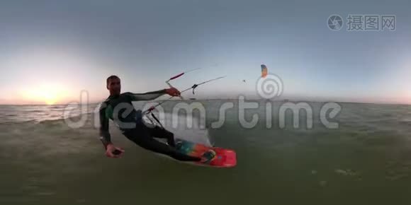 一个穿着潜水服的人，在黎明时可以玩360度的风筝冲浪视频