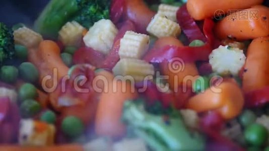 油炸蔬菜混合物视频