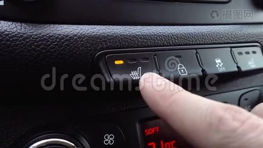 汽车仪表盘上的手动按下加热座椅高按钮视频