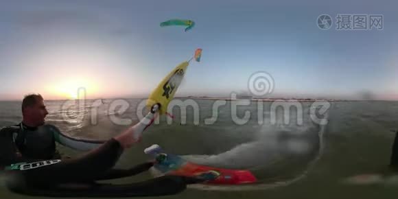 黎明时分，一名男子驾驶着一只360度的训练风筝乘风破浪视频