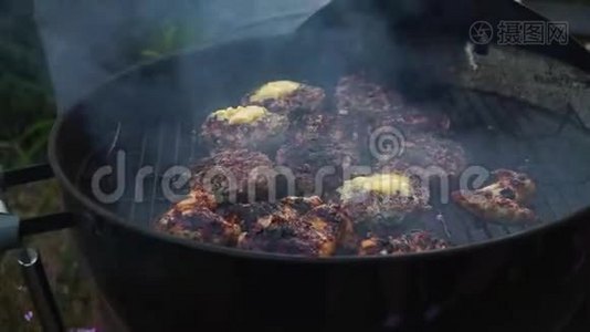 芝士汉堡烤肉串烧烤炉视频