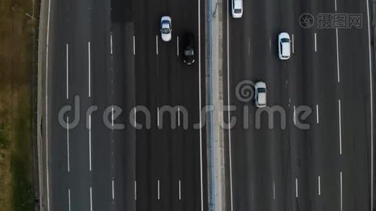 高速公路的鸟瞰图。 相机前进。 许多汽车在10车道的高速公路上行驶。视频