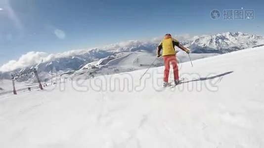 阳光明媚的冬季专业滑雪者滑雪视频