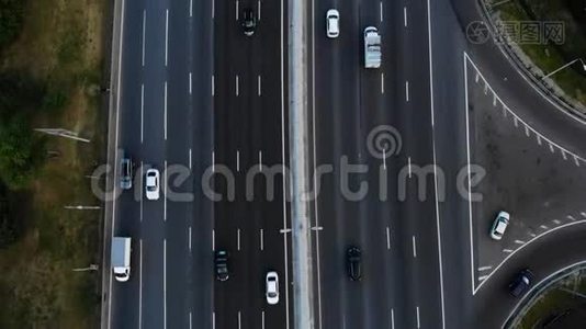 高速公路的鸟瞰图。 相机前进。 许多汽车在10车道的高速公路上行驶。视频