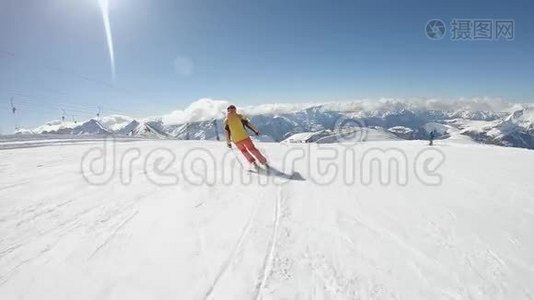 阳光明媚的冬季专业滑雪者滑雪视频