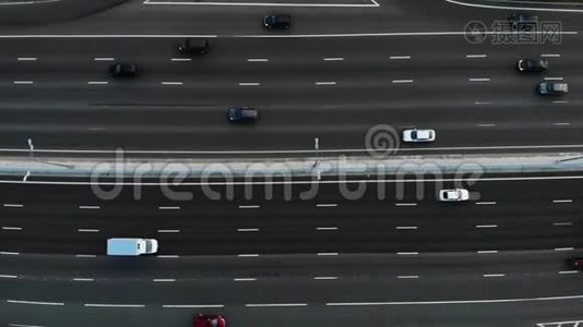 高速公路的鸟瞰图。 摄像机向左缓慢移动。 许多汽车在10车道的高速公路上行驶。视频