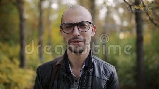 秋天公园戴眼镜的人的画像视频