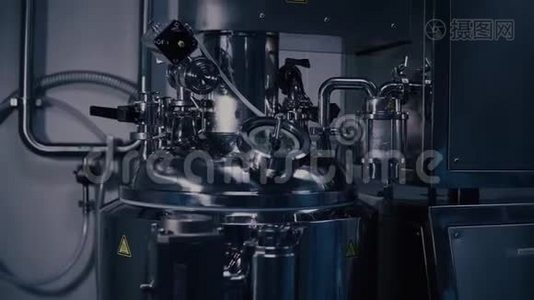 现代实验室的药品生产机器.. 制药设备。 制药视频