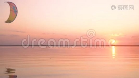 日落时在湖上的倒影，那个人控制着训练风筝视频