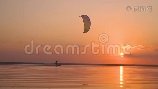 红日落在湖面上，路过一个男子驾驶训练风筝视频
