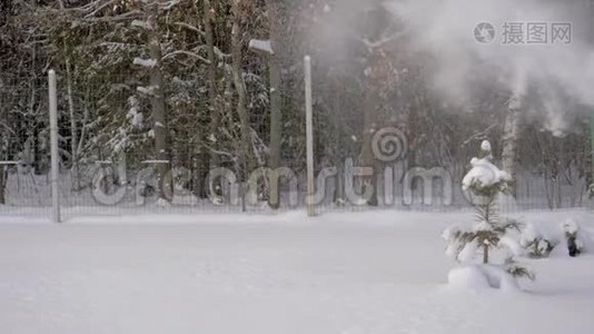 清扫街道时，大量的雪粉压在雪上视频