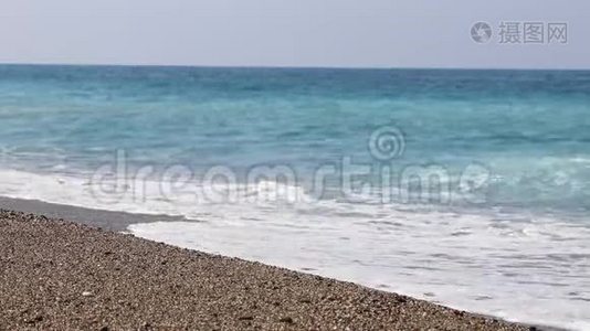地中海安塔利亚海滩的海浪视频