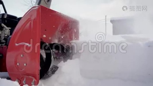 关闭除雪机，清理降雪后的积雪视频