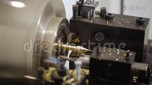 机械车床切割自动焊接齿轮操作视频