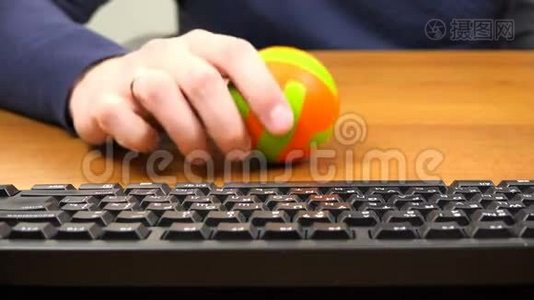 一个人在桌面上玩一个小球视频