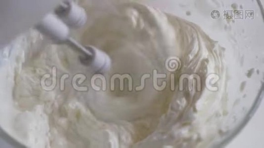 用搅拌器将奶油搅拌成甜点。视频