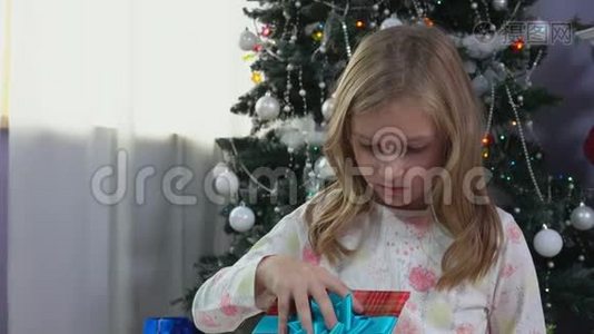 小女孩在圣诞树旁递圣诞礼物视频