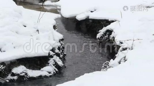 在雪镜下的小溪视频