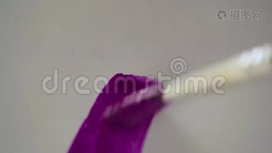 用画笔在白纸上描画，用紫色水彩特写. 纹理和背景视频