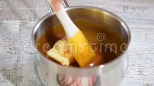 家中软焦糖的制作过程.. 加入和融化黄油。视频