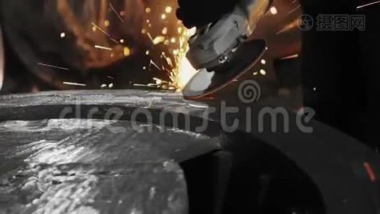男手用角磨机切断水管片.. 金属角磨机切割时的火花视频