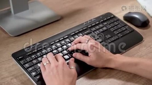 使用键盘和鼠标控制计算机的手的细节视频