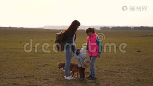 家人和狗一起穿越平原和山脉。 母亲，女儿和家庭宠物游客。 团队合作视频