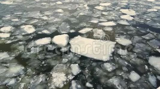 冬季的河流冰流，雪落下，空中俯视视频