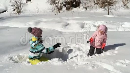 女人和小女孩玩雪视频