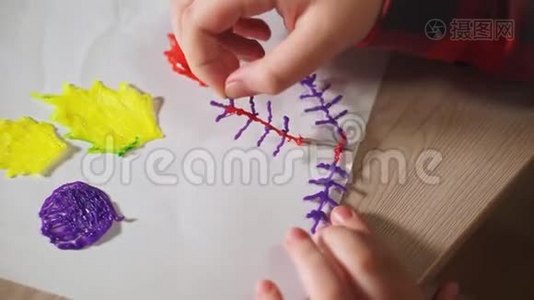 青少年男孩使用3D笔。 他用塑料制作了一个3D图形。视频