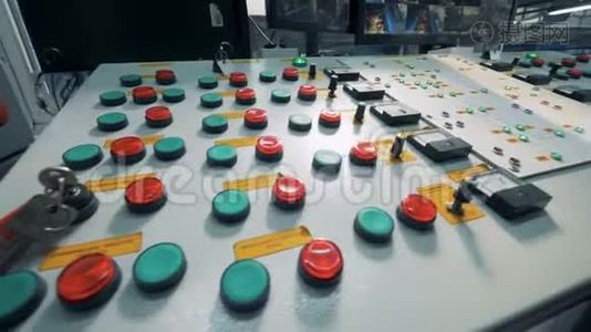 控制台桌上的许多按钮，关闭。视频