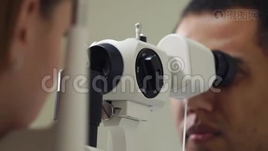 近距离拍摄一个人`脸，做眼科医生的人视频