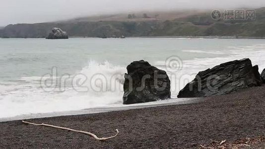 海上浪涛拍岸沙滩视频