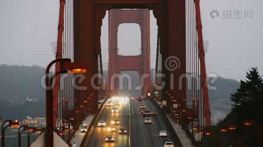 日落时分，美国旧金山的一座标志性的金门大桥上，傍晚的汽车交通灯慢动作镜头。视频