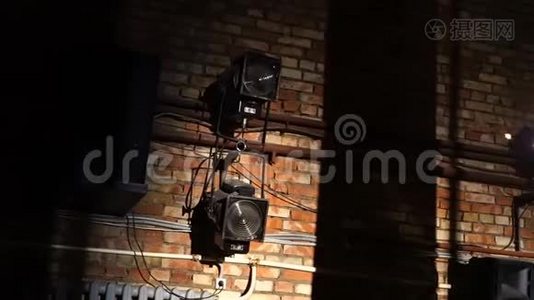 演播室聚光灯用于背景制作电影。 摄影用老式电动工具，录像制作者视频