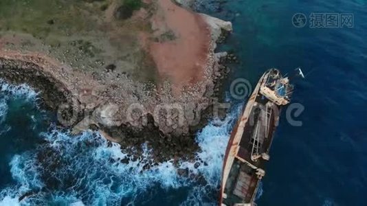 被遗弃的船只搁浅在地中海沿岸，从上面看视频