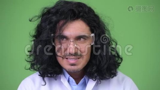 一个戴着防护眼镜的疯狂科学家在策划视频