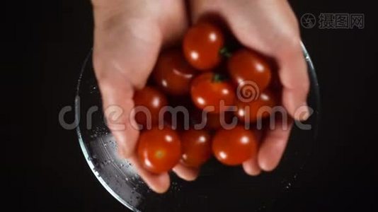 在玻璃碗里落下的樱桃番茄，慢动作视频