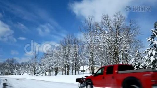 暴风雪过后，一个住宅区的橡树在房屋前的积雪堆前结了新雪视频