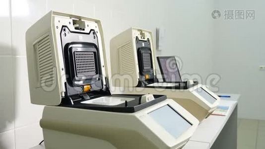 实验室分析诊断机。用于血液样本化学检测的机器人装置。自动化医疗视频