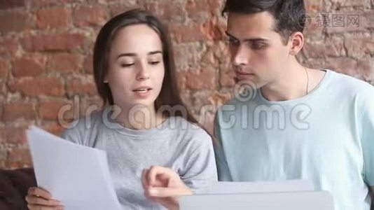 年轻夫妇在家里上网查文件，付账单视频
