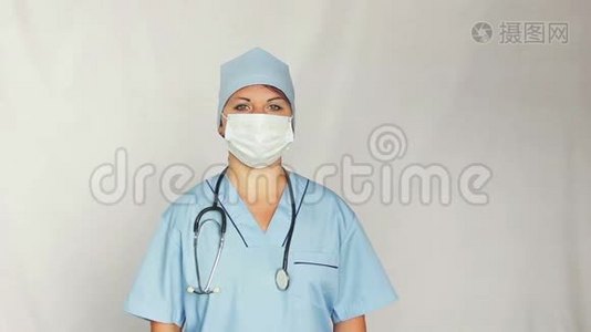 一位女医生，脸上穿着一件长袍，凝视着相机。 拍摄中期计划视频
