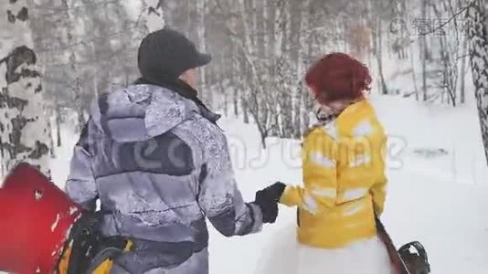 婚礼滑雪板夫妇刚刚在“快乐妇女节”结婚视频