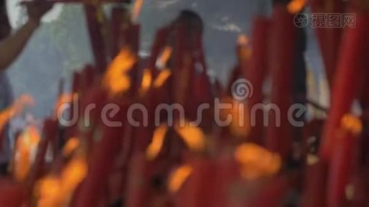 中国苏州-2018年10月10日：佛教寺庙燃烧蜡烛的特写。视频