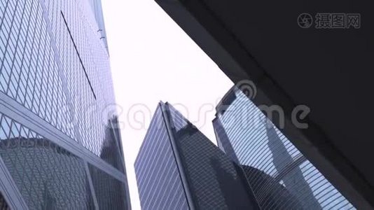 港城玻璃立面商业楼底视图.. 办公楼和摩天大楼的立面和玻璃窗视频